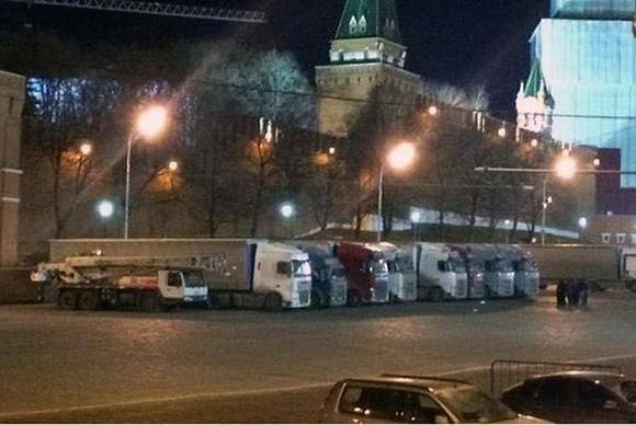 Se speculează că ar putea exista o legătură între camioanele parcate în Kremlin şi dispariţia lui Vladimir Putin FOTO: dailymail.co.uk